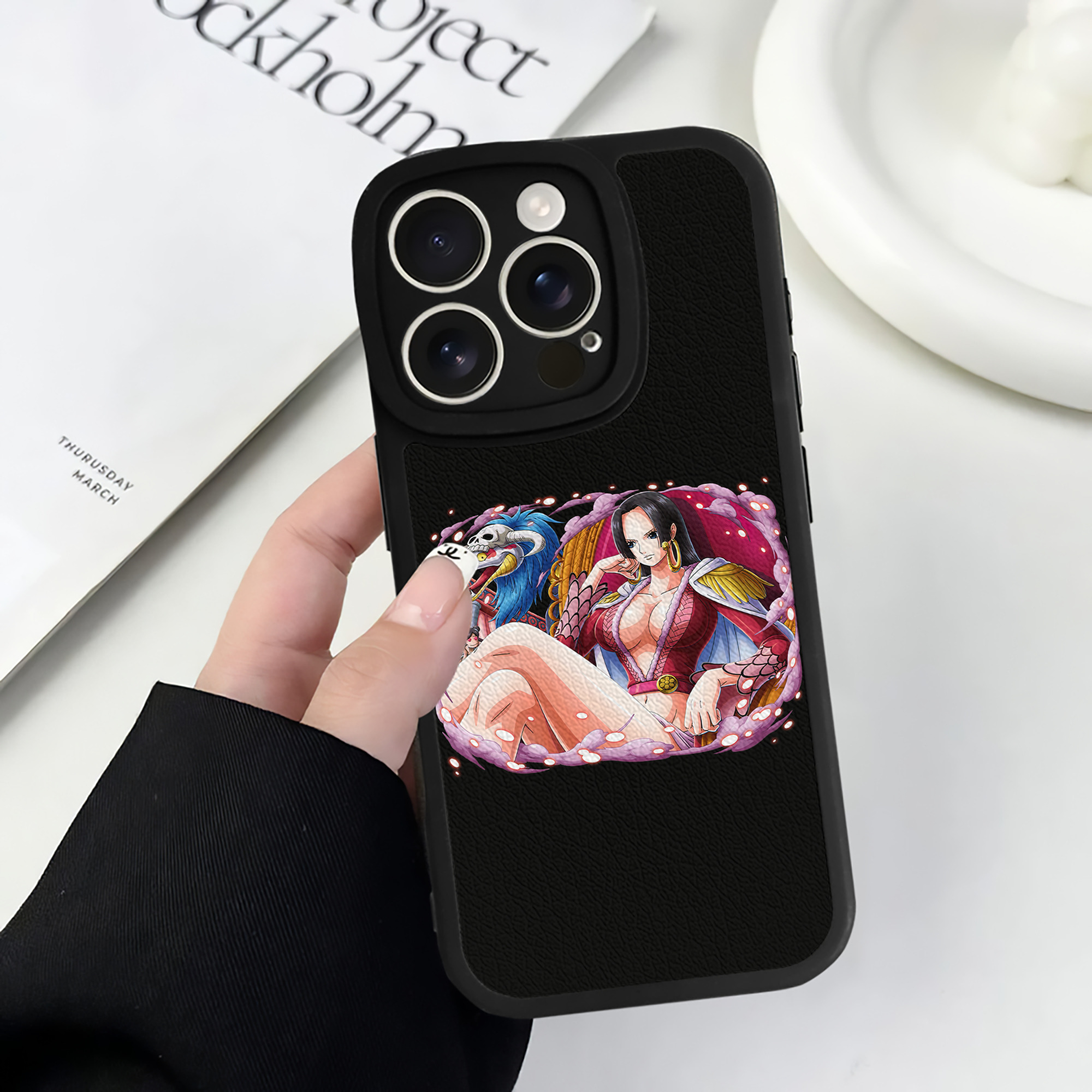 （画像用） ワンピース ボア・ハンコック ONE PIECE Boa·Hancock 【iPhone 16シリーズ対応】シリコンスマホケース（レザー調） 材質：シリコン